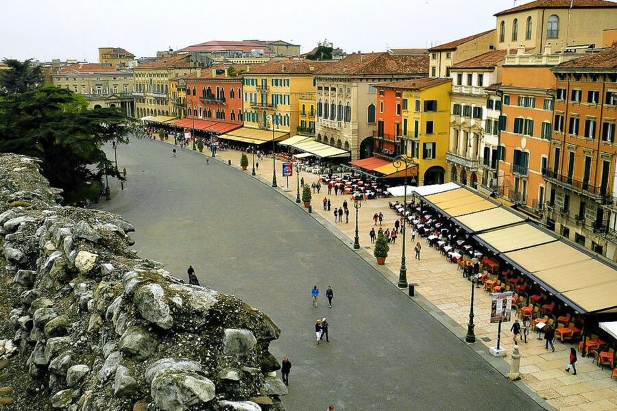 From Lake Garda: Verona Arena Opera Ticket with Transfer - Arriving in Verona and finding the Arena