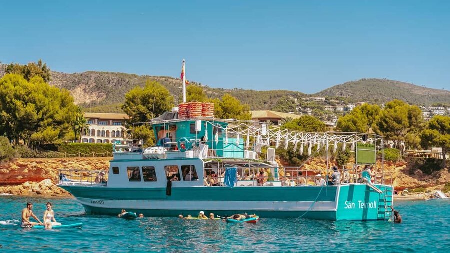From Magaluf: Palma Bay Sightseeing Cruise with Live Music - Meeting the boat on Magaluf Beach