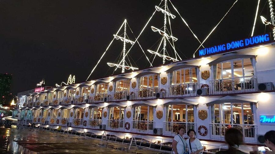 Ho Chi Minh: Saigon River Dinner Cruise with Live Music - What the wooden boat adds to the evening