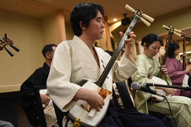 Japanaese tradtional Tsugaru Shamisen music lesson in Tokyo - Holding the Instrument and Using the Bachi