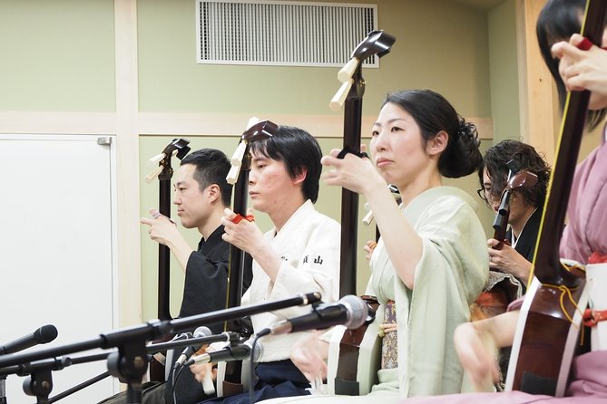 Japanaese tradtional Tsugaru Shamisen music lesson in Tokyo - Playing Along With the Teacher