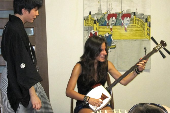 Japanaese tradtional Tsugaru Shamisen music lesson in Tokyo - Learning a Simple Song in One Hour