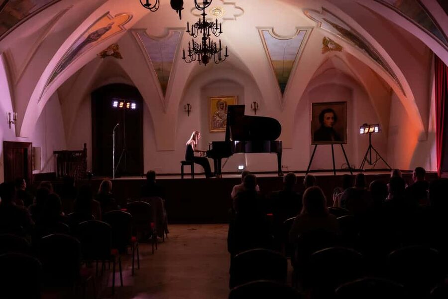 Kraków: Romantic Candlelight Chopin Piano Concert - Candlelight, wine, and the rules of the room