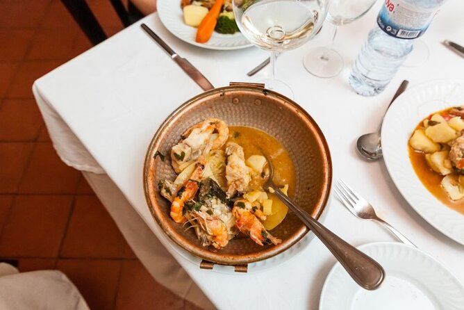 Lisbon: Authentic Fado Show, Dinner and Night Tour - Alfama, the Right Neighborhood for Fado