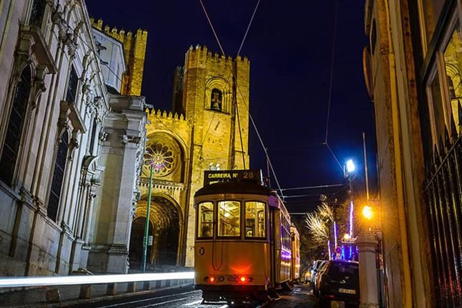 Lisbon By Night with Dinner and Fado Show Included - Walking through Alfama requires honest preparation