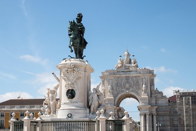 Lisbon Capital of Fado - Private Tour with Dinner - São Jorge Castle and the climb above Lisbon