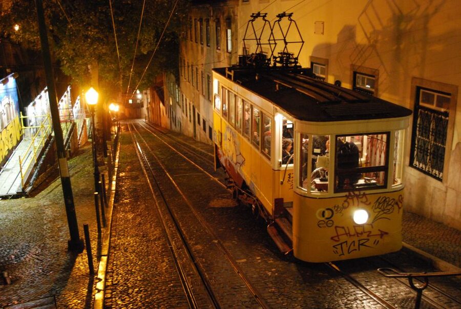 Lisbon: Evening City Tour with Dinner and Live Fado Show - Traditional dinner with live Fado