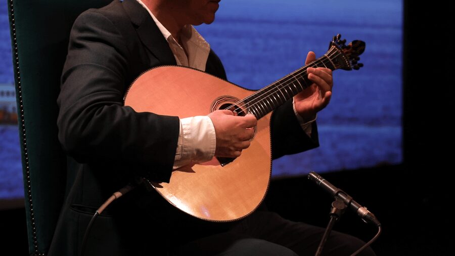Lisbon: Fado in Chiado Live Show - The opening songs and the sound of the Portuguese guitar