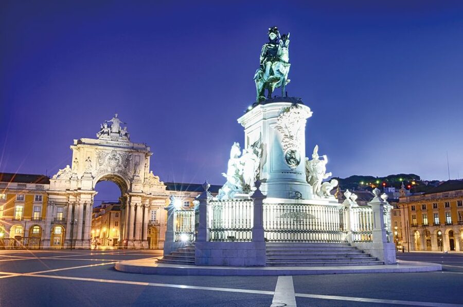 Lisbon: Fado Night Tour - Dinner and live Fado for about two hours