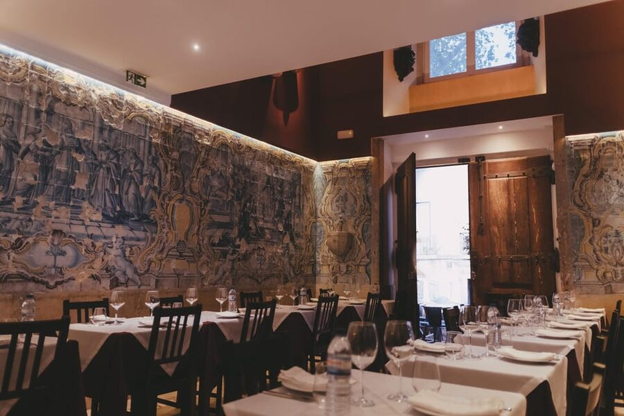 Lisbon: Fado Night with Dinner in a Typical Fado House - Service, seating, and the right expectations