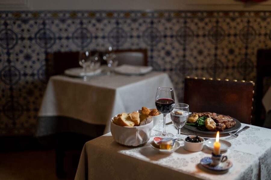 Lisbon: Fado Show and Portuguese Dinner - Meeting the guide at Praça Luis de Camões