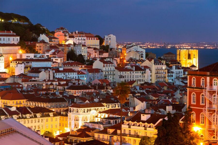 Lisbon: Half-Day Night Group Tour w/ Fado Dinner Show - Alfama dinner and live Fado
