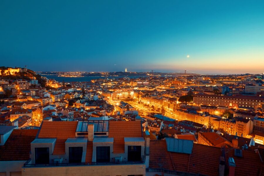 Lisbon: Luxury Fado Tour with Dinner included - Dinner and Fado in a traditional restaurant