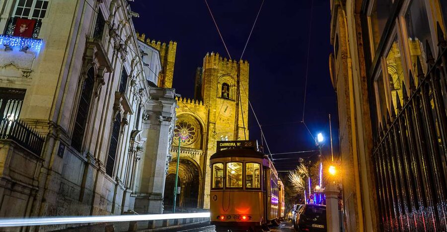 Lisbon: Luxury Fado Tour with Dinner included - What $240 buys you