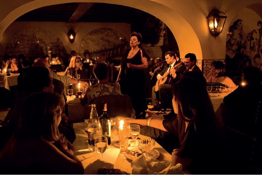 Lisbon: Luxury Fado Tour with Dinner included - Alfama, the Cathedral, and the National Pantheon