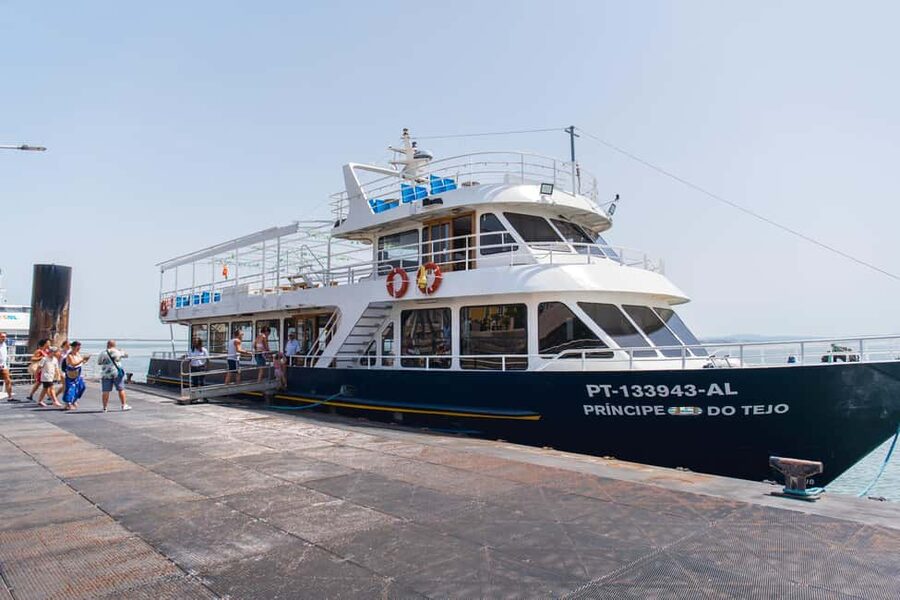 Lisbon: Tagus River Dinner Cruise with Fado Show - Boarding at Sul e Sueste and settling in