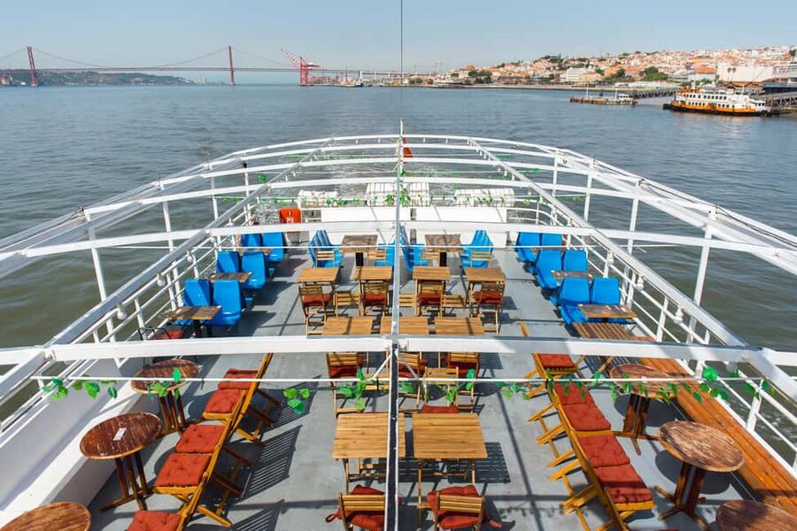 Lisbon: Tagus River Dinner Cruise with Live Jazz - Live jazz, with one important qualification
