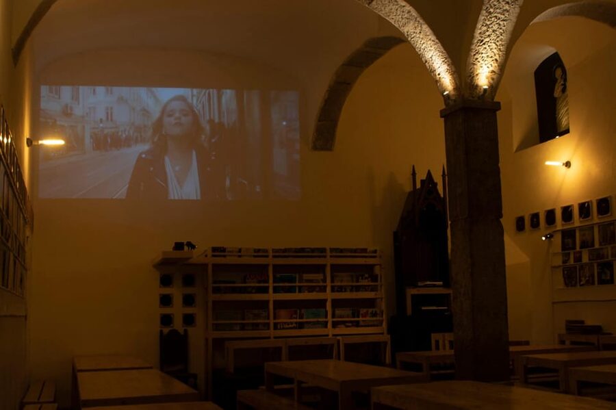 Lisbon: Tapas & Drinks with Fado Live Performance - The long-table format and social feel