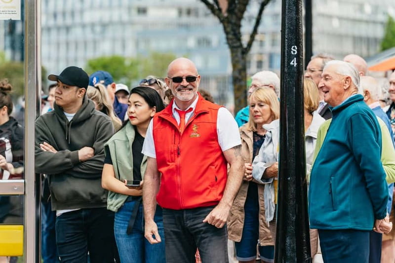 Liverpool: City & Beatles Tour with Live Guide & Live Music - Live music, local humor, and the guide’s role