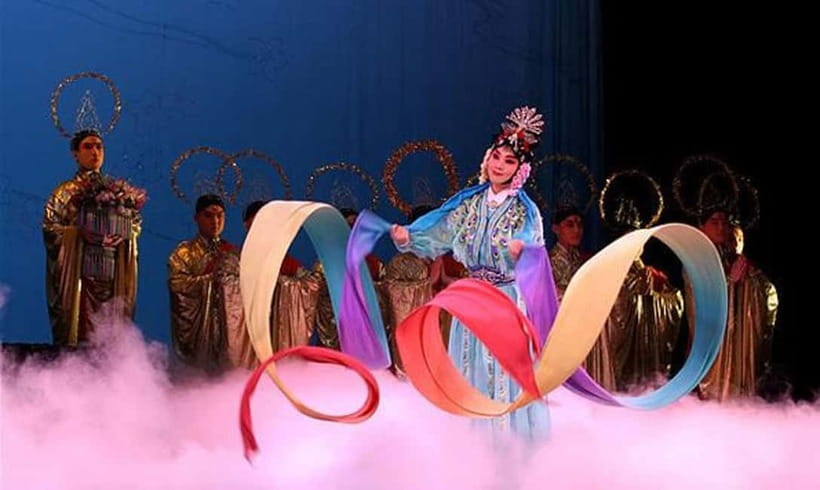 Liyuan Theatre Beijing Opera Show Tickets - Watching the make-up before the curtain