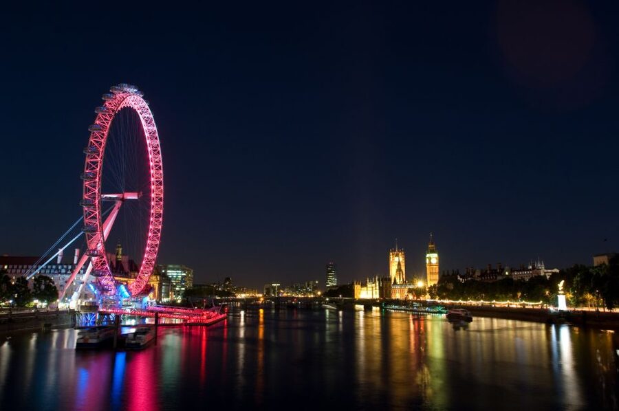 London: River Thames Dinner Cruise with Live Jazz - Live jazz from classic standards to pop songs