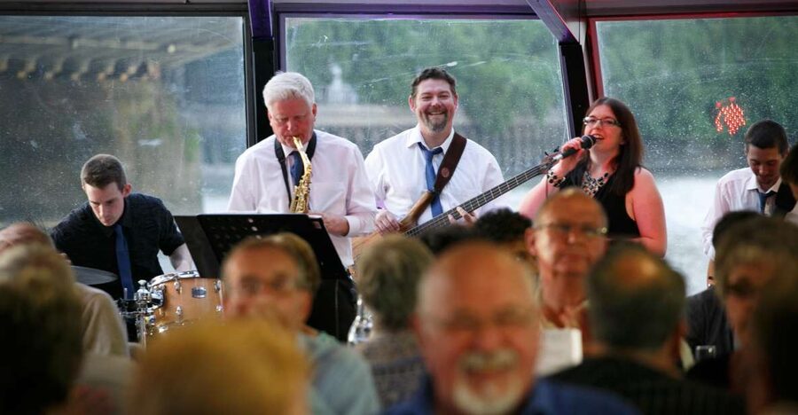 London: River Thames Dinner Cruise with Live Jazz - Fixed tables and the social side of dinner