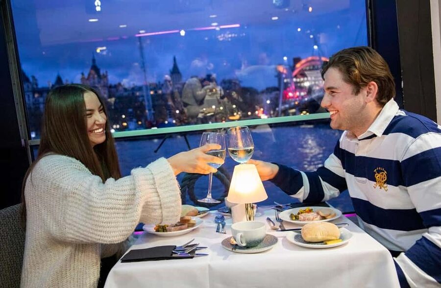 London: River Thames Dinner Cruise with Live Jazz - A three-course dinner paced for the river