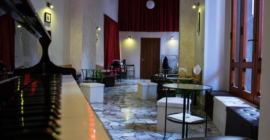 Naples: Traditional Neapolitan Music Concert - The first notes: live music without microphones
