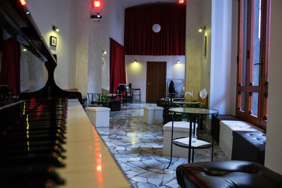 Naples: Traditional Neapolitan Music Concert - Arriving at Galleria Principe di Napoli