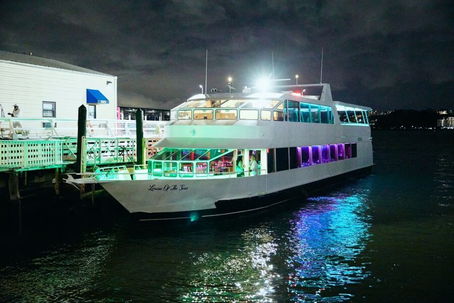 New York City: Gourmet Dinner Cruise with Live Music - Pier 36, Manhattan Bridge, and the first views