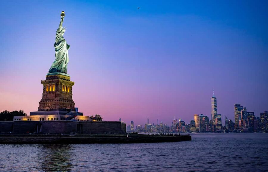 New York City: Gourmet Dinner Cruise with Live Music - Governors Island and the harbor loop