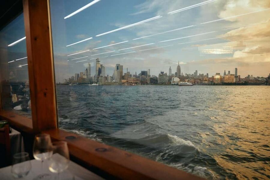 New York City: Gourmet Dinner Cruise with Live Music - Live music, service, and the overall mood