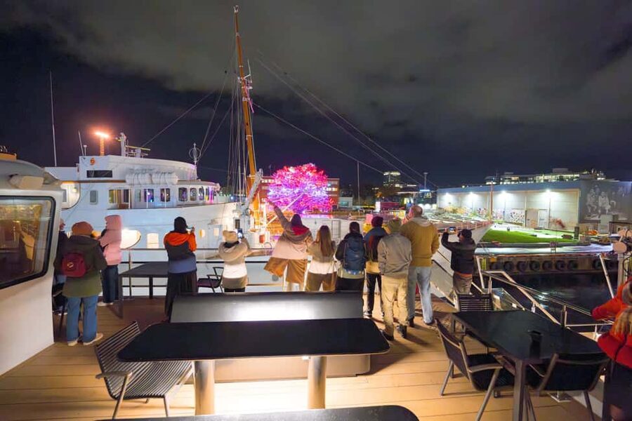 Oslo: 3-Course Dinner & Live Music Cruise on the Oslofjord - Sunset, city lights, and the winter question