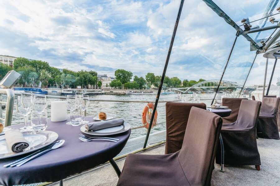 Paris: 3-Course-Dinner Cruise on the Seine with live music - Starting at the Eiffel Tower, with Paris already glowing
