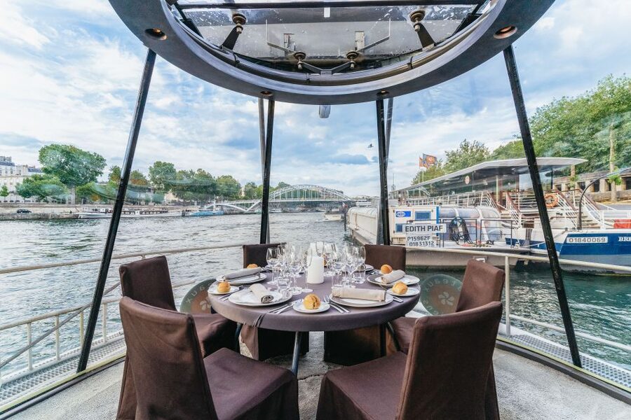 Paris: 3-Course-Dinner Cruise on the Seine with live music - The route from Pont Alexandre III to Notre Dame