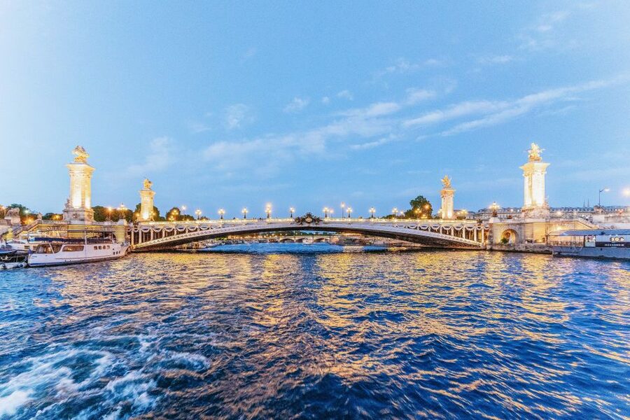 Paris: 3-Course-Dinner Cruise on the Seine with live music - Notre Dame, the Louvre, and the central quays
