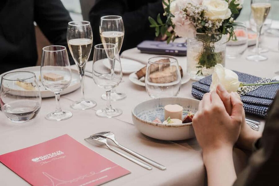 Paris: 4-Course Dinner Cruise on Seine River with Live Music - A Dinner Cruise That Makes Paris the Main Course