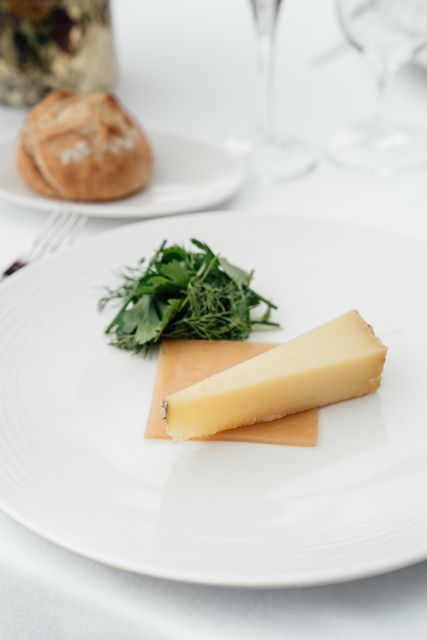 Paris: 4-Course Dinner Cruise on Seine River with Live Music - Île Saint-Louis, Notre Dame, and the Conciergerie