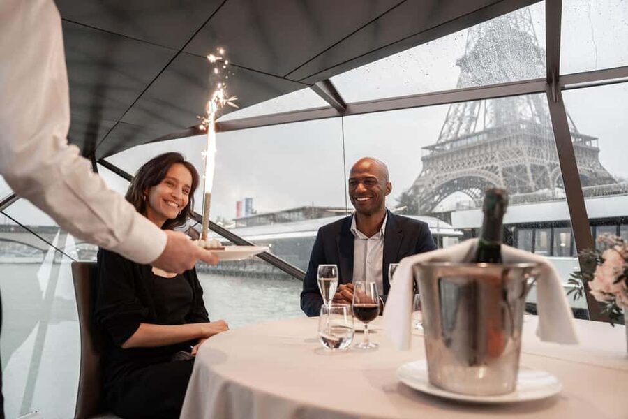 Paris: 4-Course Dinner Cruise on Seine River with Live Music - The Statue of Liberty and the Return to Port