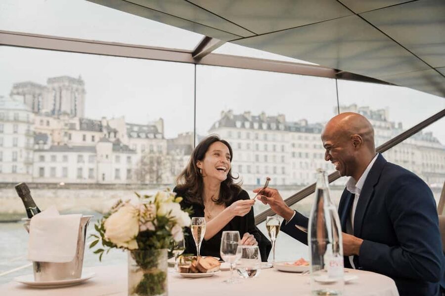 Paris: 4-Course Dinner Cruise on Seine River with Live Music - Live Music and the Mood on Board