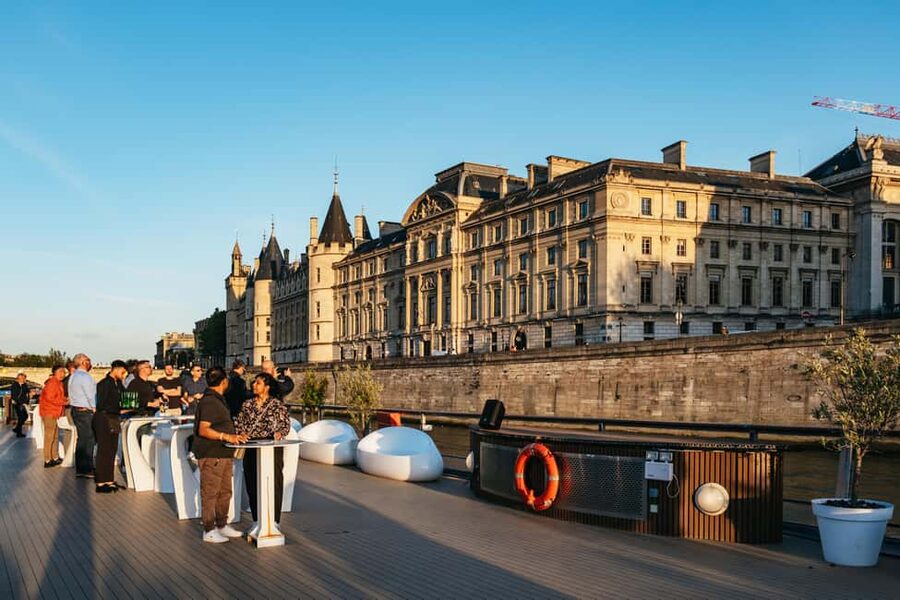 Paris: Gourmet Dinner Cruise on Seine River with Live Music - Who should book this Seine cruise?