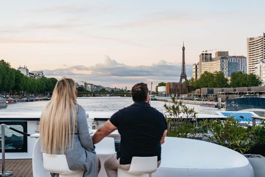 Paris: Gourmet Dinner Cruise on Seine River with Live Music - The Seine route, from the Statue of Liberty to Notre-Dame