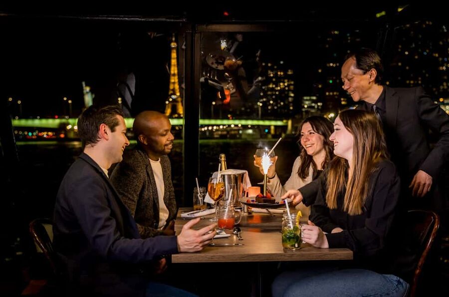 Paris: Seine River Champagne Dinner Cruise with Live Music - Finding the boat at Port de Solférino