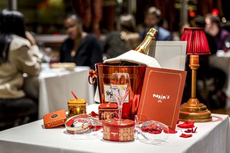 Paris: Seine River Cruise with 3-Course Dinner & Live Music - The Seine route, monument by monument