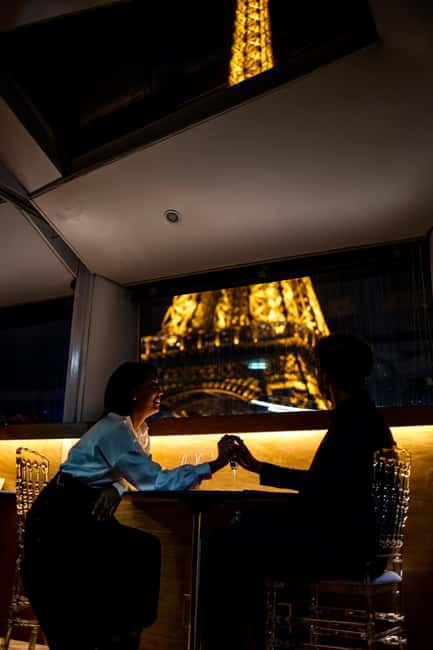 Paris: Seine River Dinner Cruise with Live Music - French songs add atmosphere to the meal