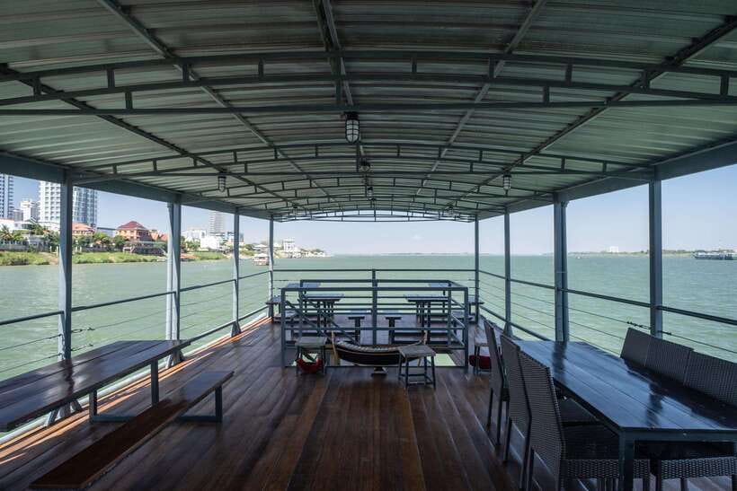 Phnom Penh: Mekong Sunset Dinner Cruise with Live Music - Who should book this Mekong cruise?