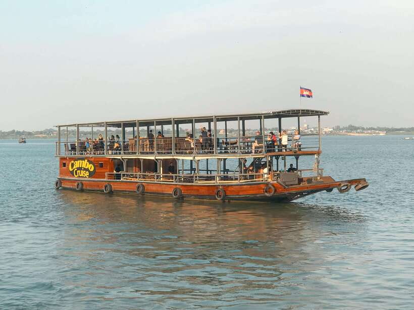 Phnom Penh: Mekong Sunset Dinner Cruise with Live Music - Picking between the 5pm sunset and 7pm city lights cruise