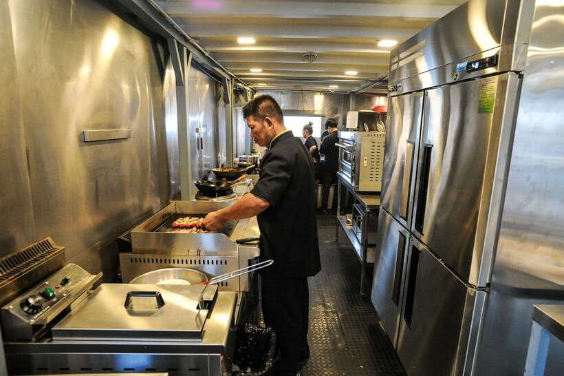 Phnom Penh: Mekong Sunset Dinner Cruise with Live Music - What the boat ride is really like