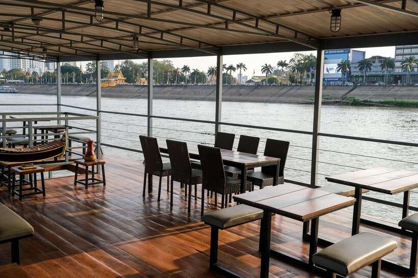 Phnom Penh: Mekong Sunset Dinner Cruise with Live Music - Khmer music gives the evening its character