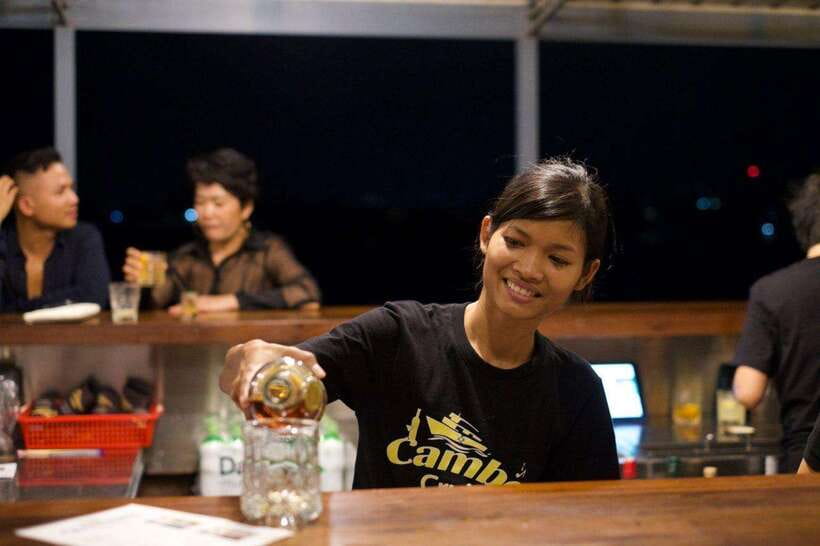 Phnom Penh: Mekong Sunset Dinner Cruise with Live Music - The views: Royal Palace, villages, and Koh Norea Bridge
